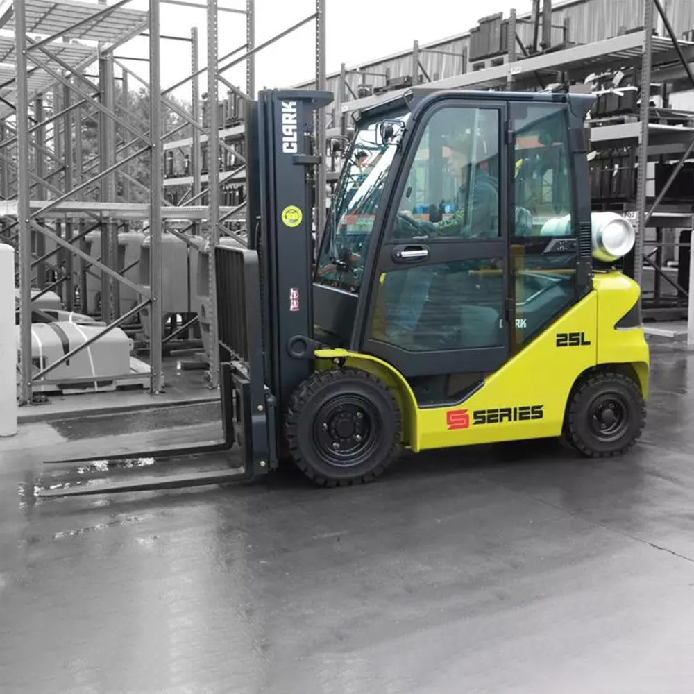 Alternative view of Clark Forklift with diesel or LPG drive S20-35